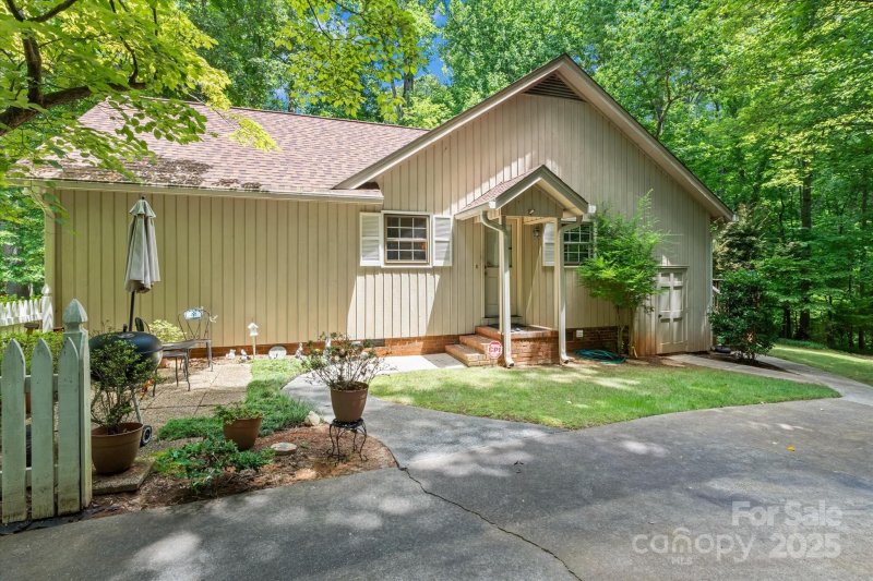 Property image 3 of 319 Kingsley Drive in Alexander Woods, Charlotte, NC 28270