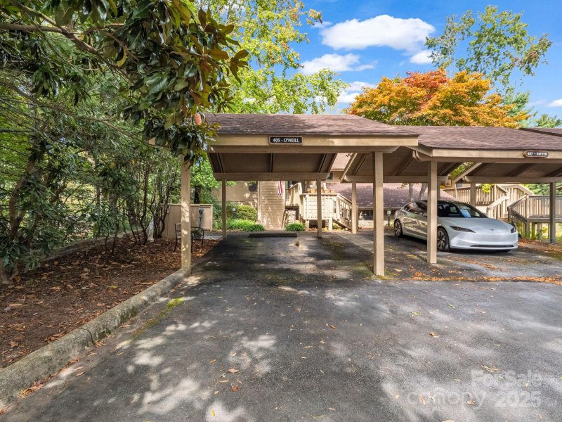 Property image 2 of 405 N Scarlet Oak Lane in The Oaks, Hendersonville, NC 28791