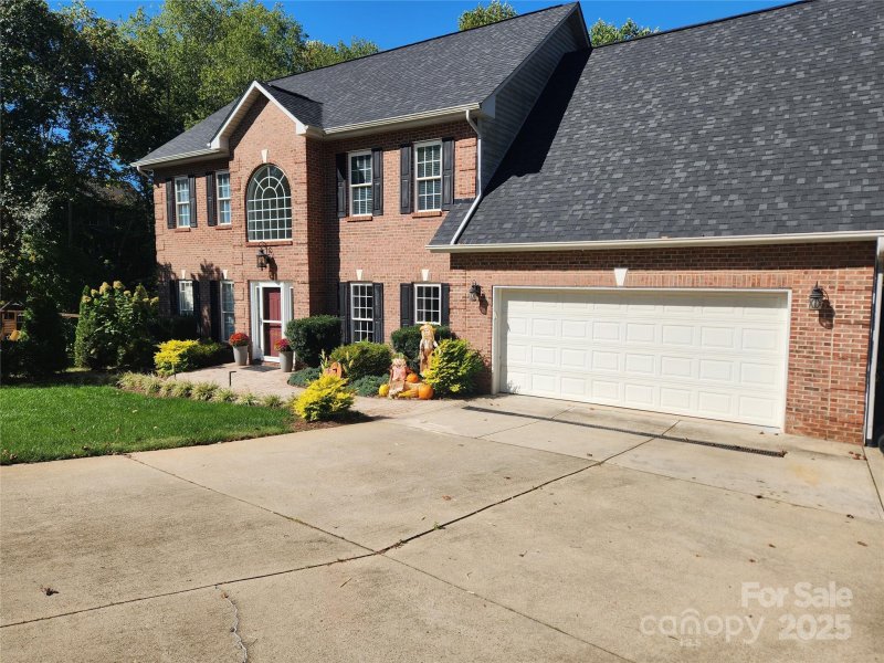 Property image 2 of 3823 11th Street Place in Woodwinds, Hickory, NC 28601