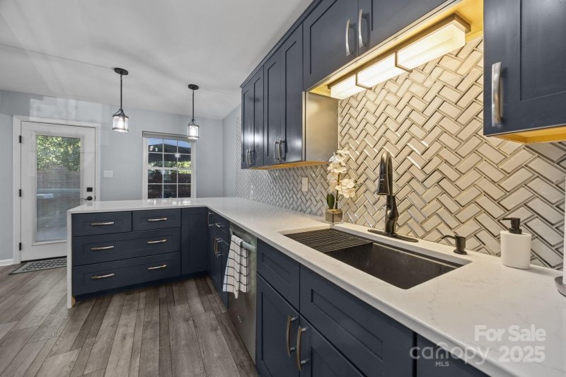 Property image 2 of 10927 Hunter Trail Lane in Lexington Commons, Charlotte, NC 28226