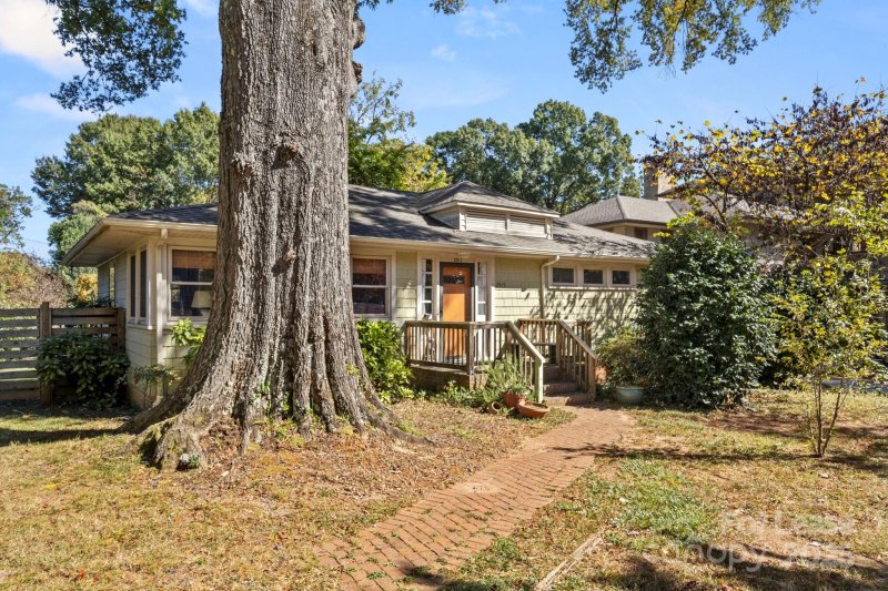 Property image 2 of 2917 Forest Park Drive in Myers Park, Charlotte, NC 28209