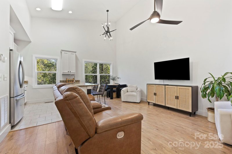 Property image 4 of 18 Crestwood Lane in Woodside Hills, Candler, NC 28715