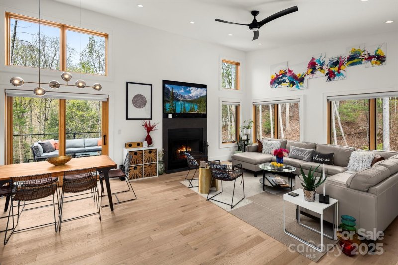 Property image 5 of 146 Timber Creek Road in Timbercreek, Hendersonville, NC 28739