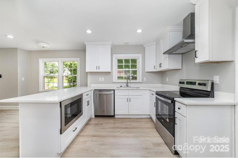 Property image 3 of 3920 Admiral Avenue in Plaza Forest, Charlotte, NC 28205