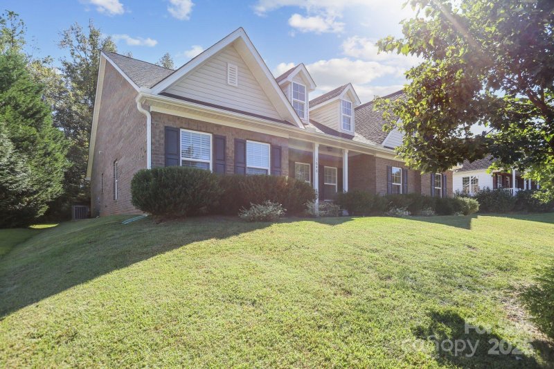 Property image 2 of 1648 Williamsburg Drive in Stoneridge Lakes, Rock Hill, SC 29732
