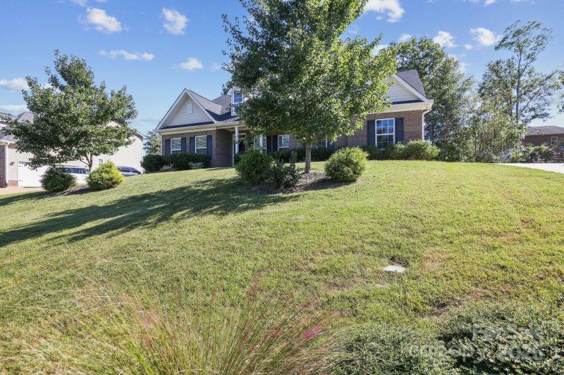 Property image 3 of 1648 Williamsburg Drive in Stoneridge Lakes, Rock Hill, SC 29732