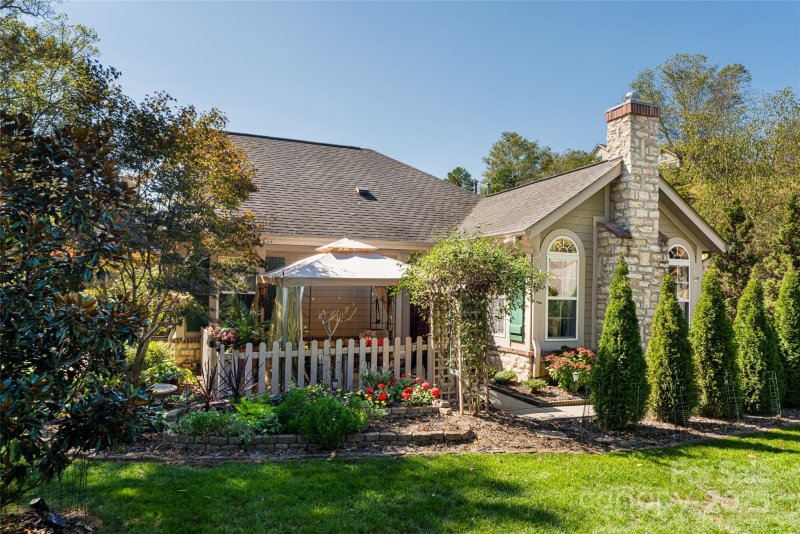 Property image 2 of 28 Craggy Vista Drive in Craggy View Cottages, Swannanoa, NC 28778