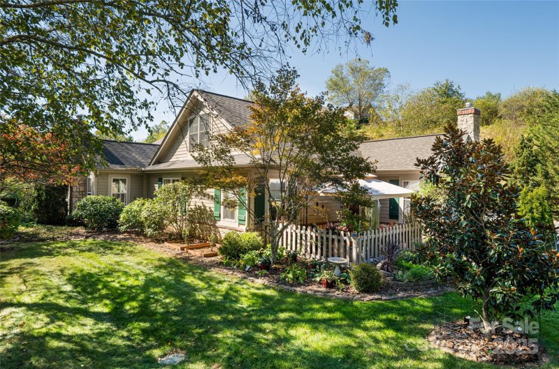 Property image 3 of 28 Craggy Vista Drive in Craggy View Cottages, Swannanoa, NC 28778