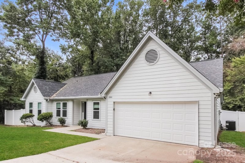 Property image 4 of 10141 Crayton Drive in Brynmoor, Charlotte, NC 28269