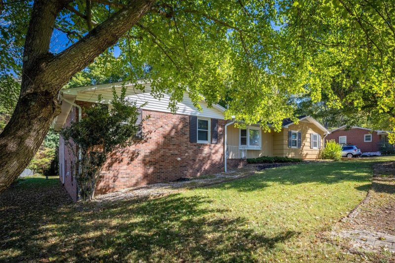 Property image 2 of 1341 36th Avenue Drive in Sandy Ridge Acres, Hickory, NC 28601