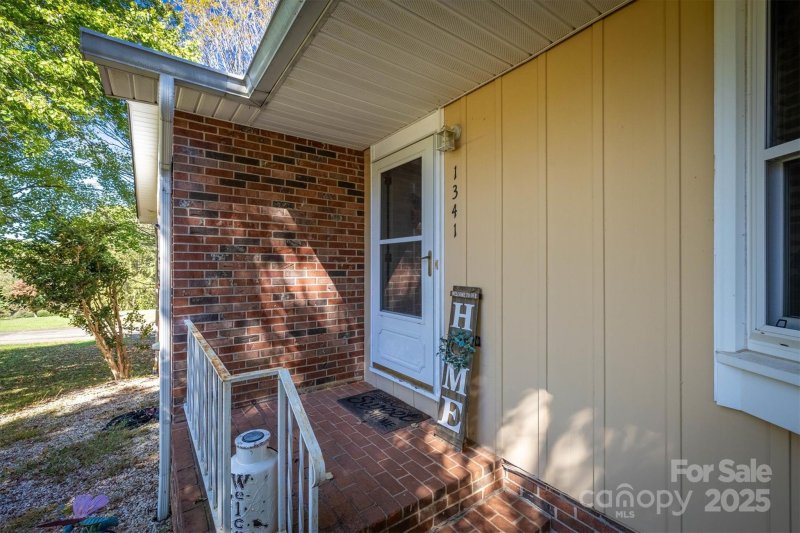 Property image 4 of 1341 36th Avenue Drive in Sandy Ridge Acres, Hickory, NC 28601