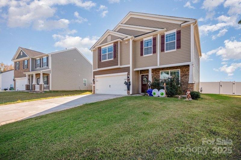 Property image 2 of 7415 Foxgate Circle in Lanier Village, Charlotte, NC 28215