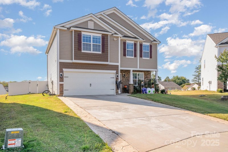 Property image 3 of 7415 Foxgate Circle in Lanier Village, Charlotte, NC 28215