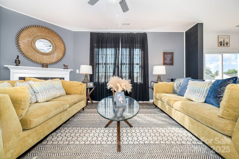 Property image 4 of 7415 Foxgate Circle in Lanier Village, Charlotte, NC 28215