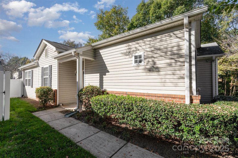 Property image 2 of 9116 Meadowmont View Drive in Highland Creek, Charlotte, NC 28269