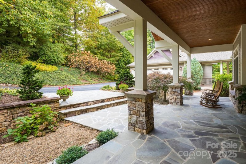 Property image 4 of 104 Mossridge Court in Kenmure, Flat Rock, NC 28731