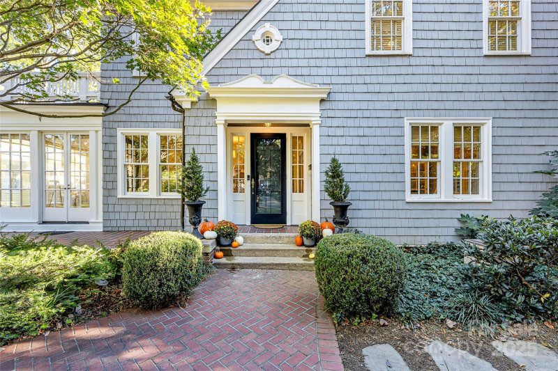 Property image 4 of 2119 Dilworth Road in Dilworth, Charlotte, NC 28203