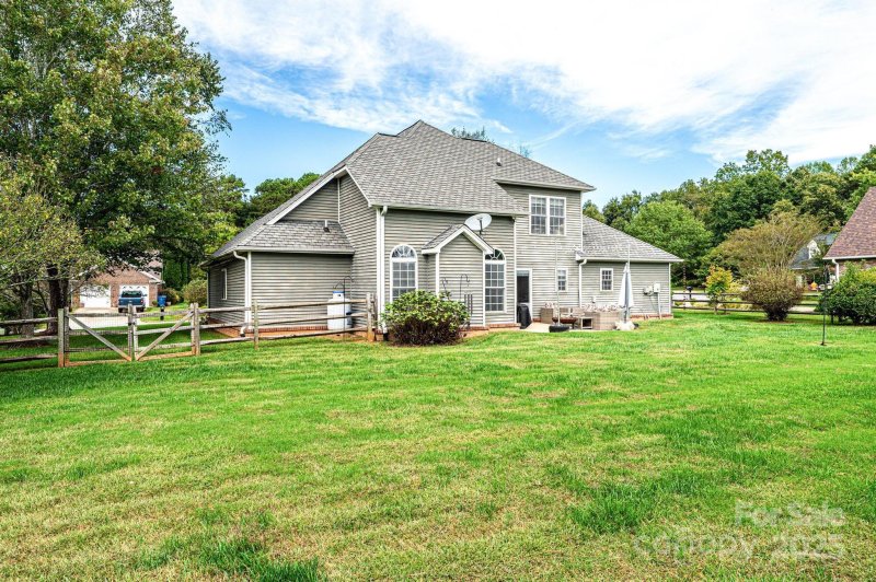 Property image 4 of 1472 Sweetbriar Lane in Bakersview Meadows, Hickory, NC 28602