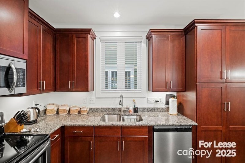 Property image 4 of 20019 Lamp Lighters Way in Antiquity, Cornelius, NC 28031