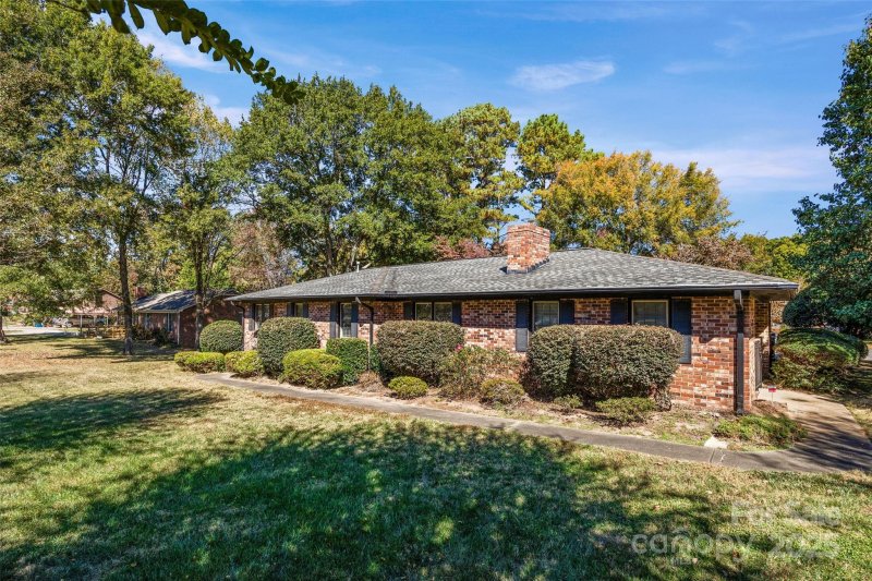 Property image 3 of 1412 Ebinport Road in Matthews Estates, Rock Hill, SC 29732