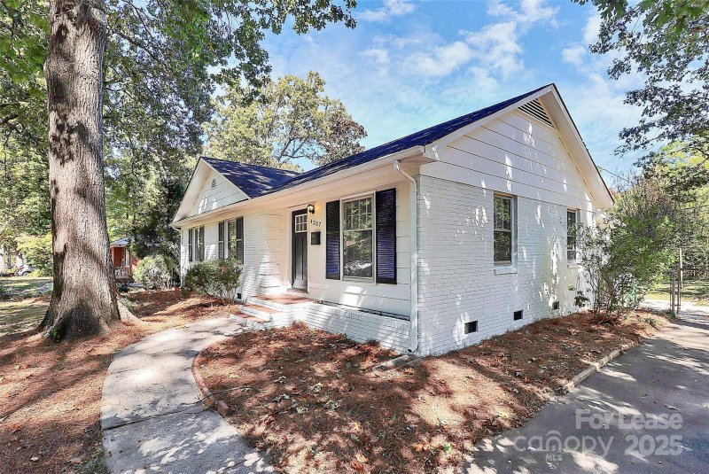 Property image 3 of 4207 Irvington Drive in Windsor Park, Charlotte, NC 28205