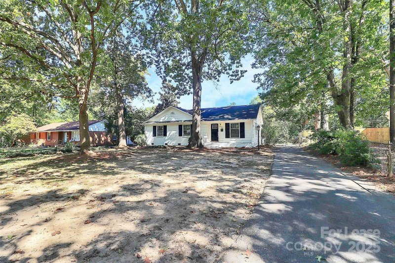 Property image 4 of 4207 Irvington Drive in Windsor Park, Charlotte, NC 28205