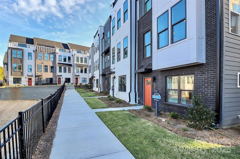 Property image 3 of 5027 Dutchess Drive in Chambray at Loso, Charlotte, NC 28203