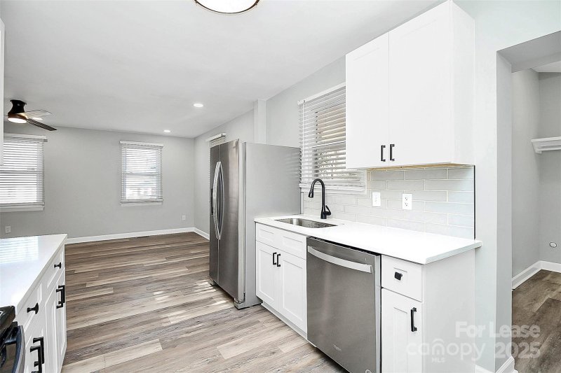 Property image 5 of 2921 Ravencroft Drive in Glendale Acres, Charlotte, NC 28208