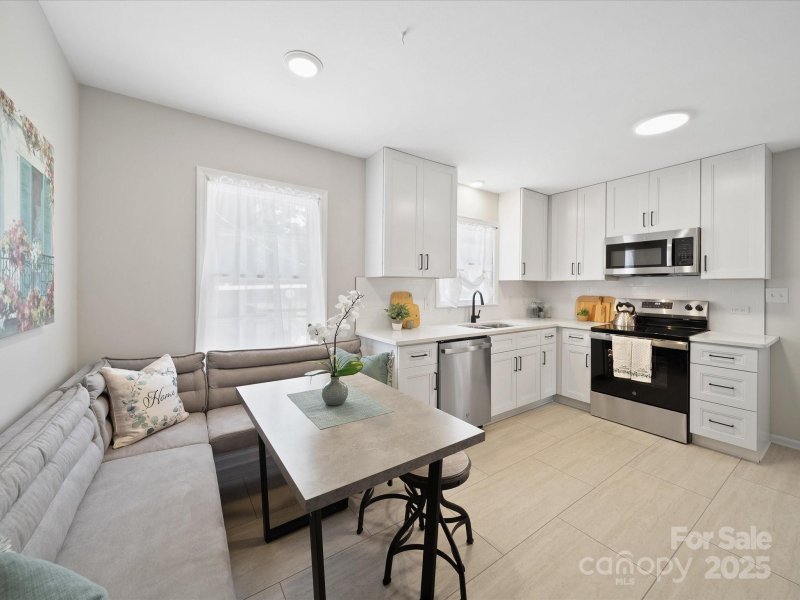 Property image 3 of 2213 Milton Road in Radbourne, Charlotte, NC 28215