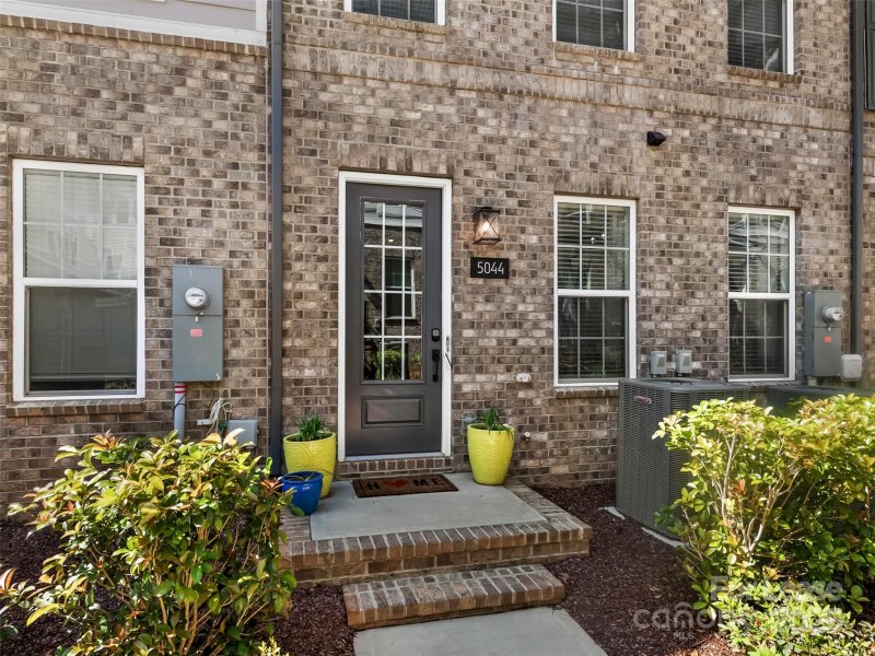 Property image 2 of 5044 Harrowsmith Lane in Elizabeth Glen, Charlotte, NC 28204