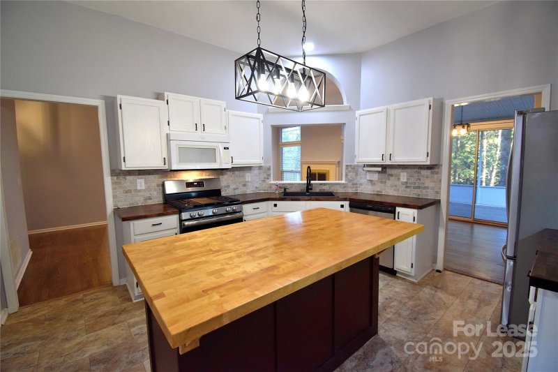 Property image 3 of 9518 Errington Lane in Danbrooke Park, Mint Hill, NC 28227