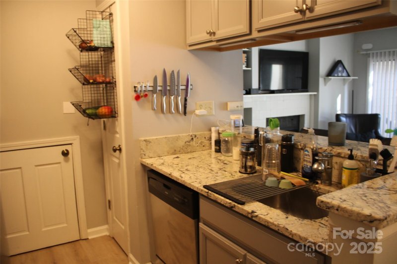 Property image 3 of 427 W 8th Street in Springfield Square, Charlotte, NC 28202