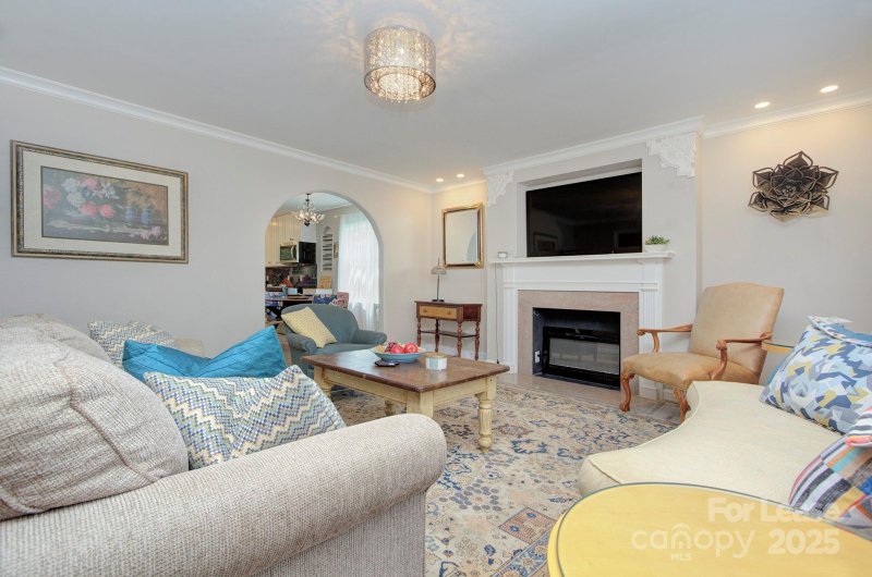 Property image 5 of 629 Grandin Road in Wesley Heights, Charlotte, NC 28208