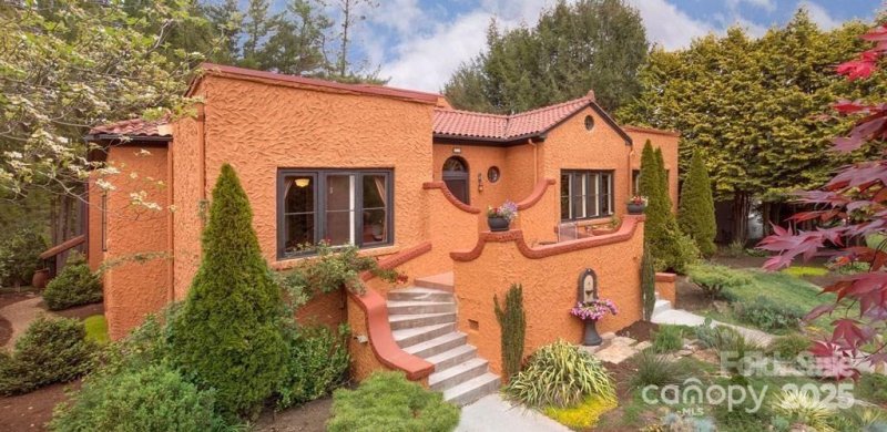 Property image 2 of 26 Sheridan Road in Kenilworth, Asheville, NC 28803