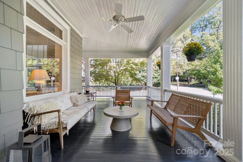 Property image 2 of 425 Clement Avenue in Elizabeth, Charlotte, NC 28204