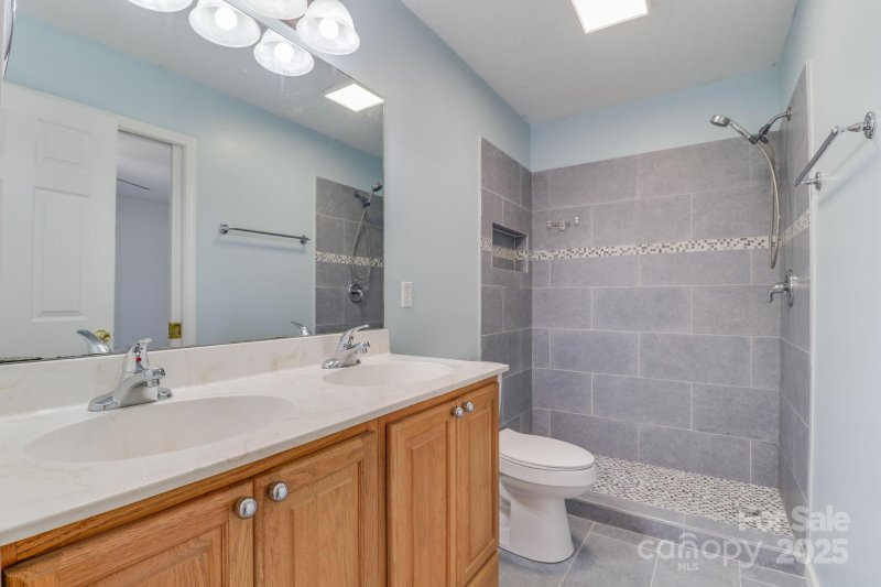 Property image 4 of 16 Aberdeen Drive in Lake Julian Trails, Arden, NC 28704