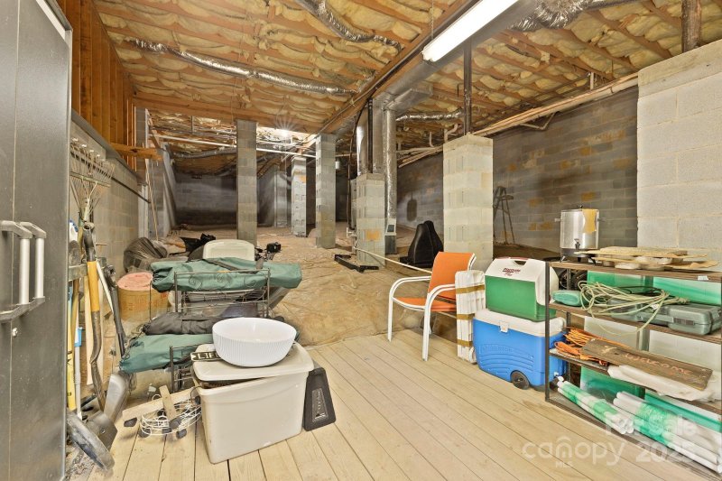 Property image 5 of 404 Water Oak Lane in The Oaks, Hendersonville, NC 28791