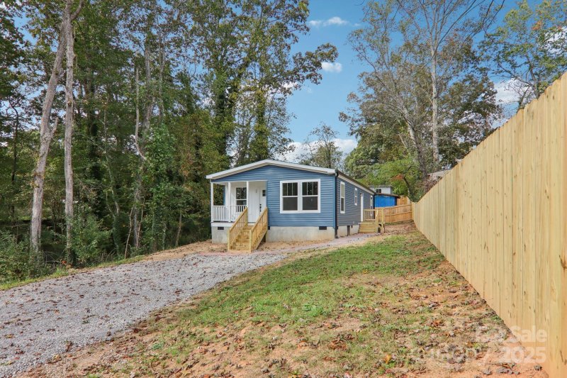 Property image 3 of 39 Cherokee Road in SULPHUR SPRINGS PARK, Asheville, NC 28806