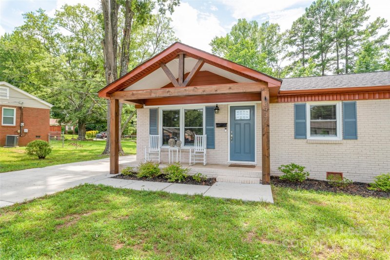 Property image 2 of 3932 Slagle Drive in Shannon Park, Charlotte, NC 28215