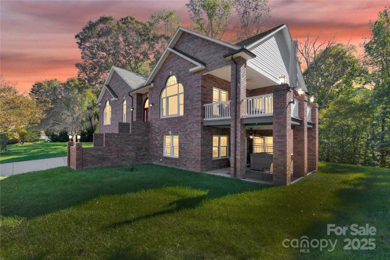 Property image 4 of 221 Grayrock Drive in Grayrock Shoals, Statesville, NC 28677