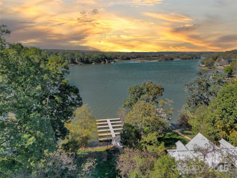 Property image 5 of 221 Grayrock Drive in Grayrock Shoals, Statesville, NC 28677