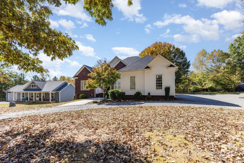 Property image 2 of 324 Old Hardin Road in Sunset Valley, Dallas, NC 28034