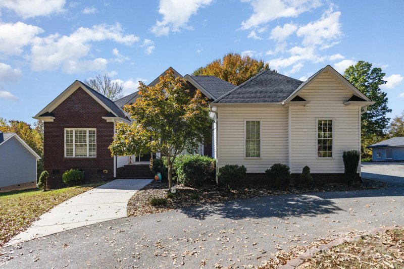 Property image 3 of 324 Old Hardin Road in Sunset Valley, Dallas, NC 28034