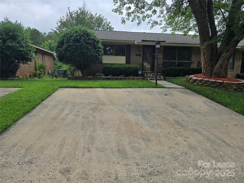 Property image 2 at 5027 Malibu Drive, Charlotte, NC 28215