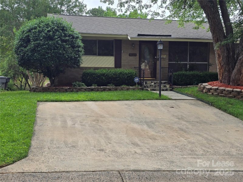 Property image 3 at 5027 Malibu Drive, Charlotte, NC 28215