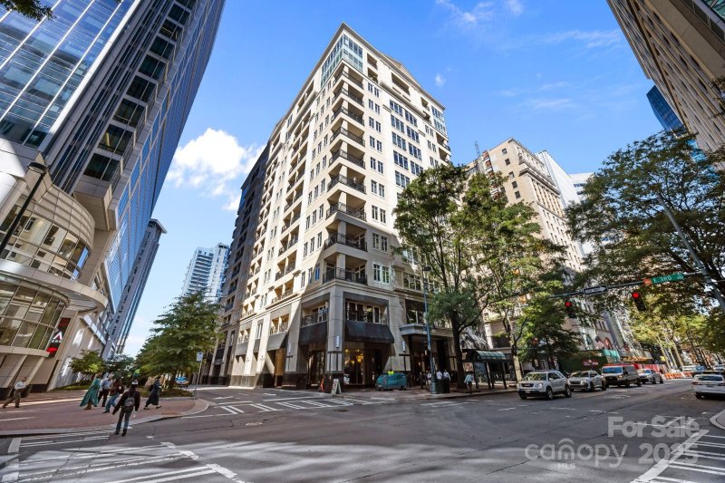 230 South Tryon, Charlotte community