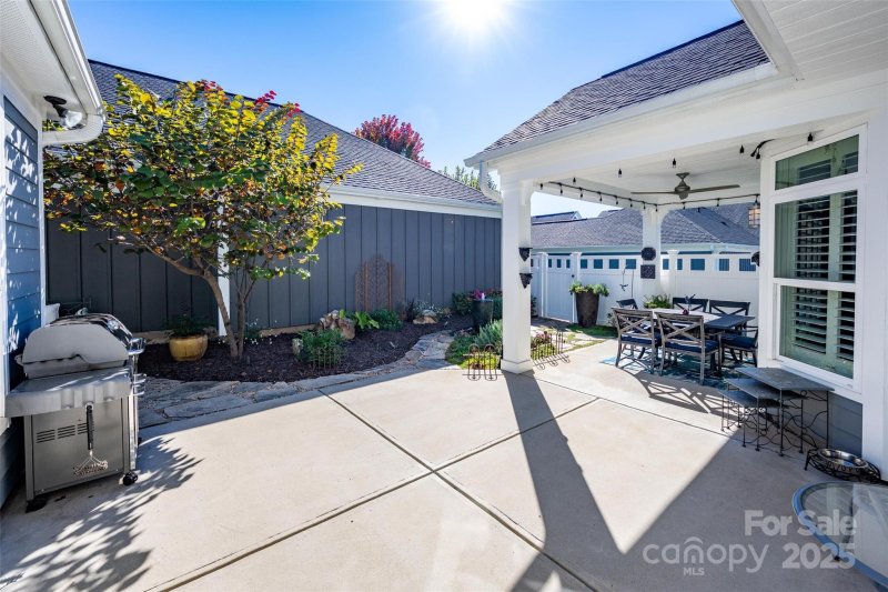 Property image 4 of 16215 Lakeside Loop Lane in The Courtyards on Lake Norman, Cornelius, NC 28031