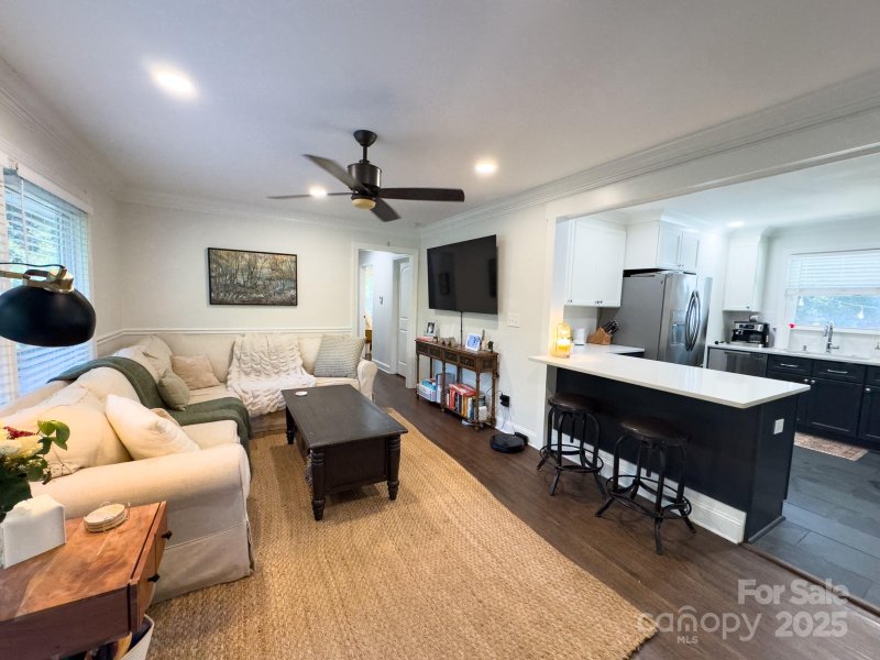 Property image 2 of 5415 Larchmont Avenue in Shannon Park, Charlotte, NC 28215