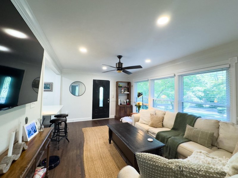 Property image 3 of 5415 Larchmont Avenue in Shannon Park, Charlotte, NC 28215