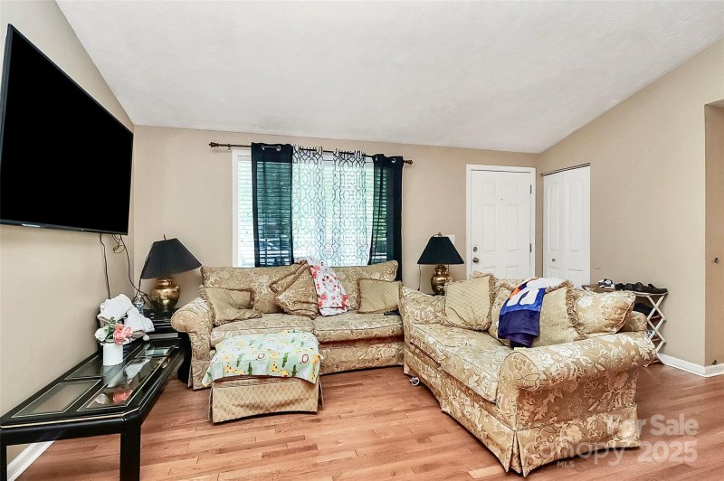 Property image 2 of 11429 Antebellum Drive in Twelve Oaks, Charlotte, NC 28273